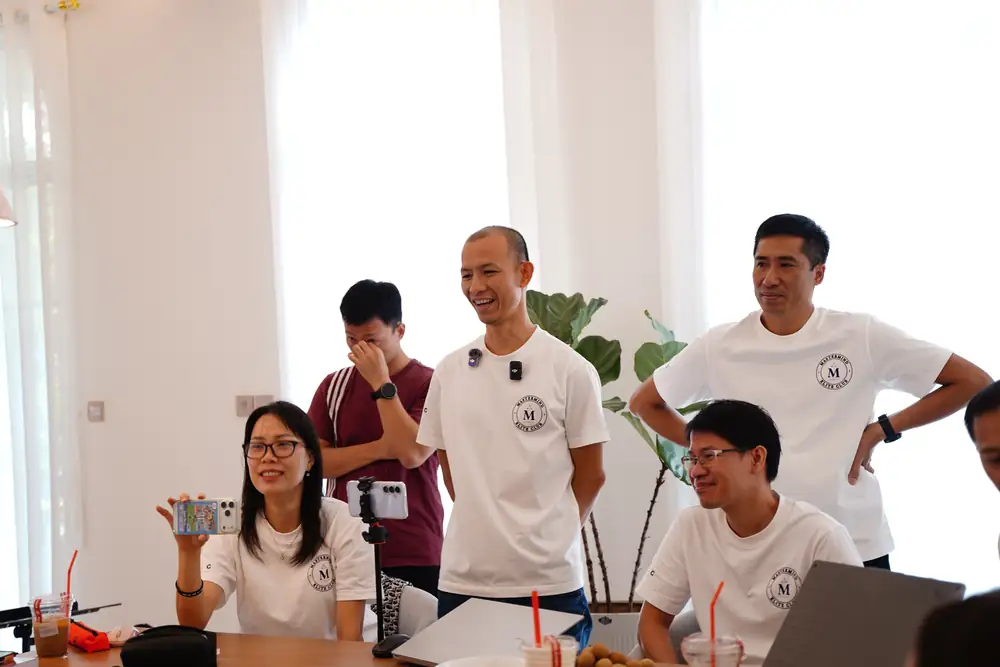 Học viên cười trong lúc trao đổi quanh bàn học
