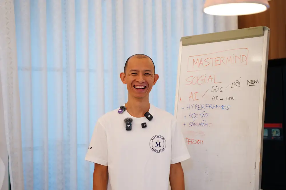 Bùi Anh Khoa đứng cạnh bảng flipchart ghi nội dung Social, AI, Hyperframes