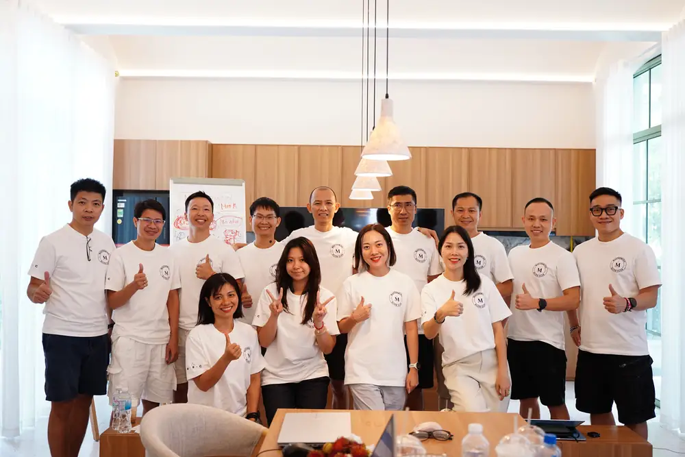 Cả lớp chụp ảnh nhóm trong phòng học, tất cả giơ ngón tay cái