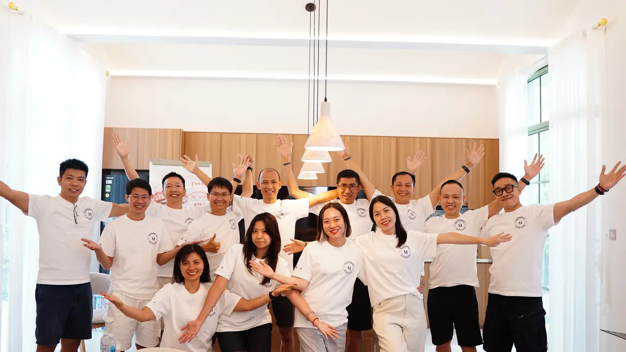 Cả lớp Mastermind Elite Club giơ tay ăn mừng trong phòng học tại Phú Quốc